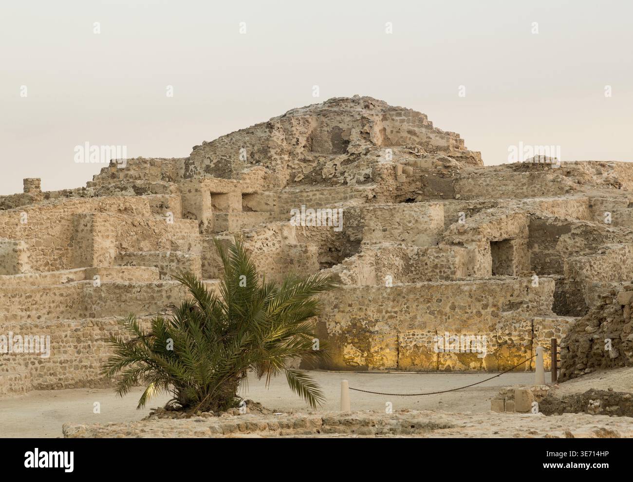 Crépuscule à l'recontructed le Fort de Bahreïn près de Manama, Bahreïn à Seef Banque D'Images
