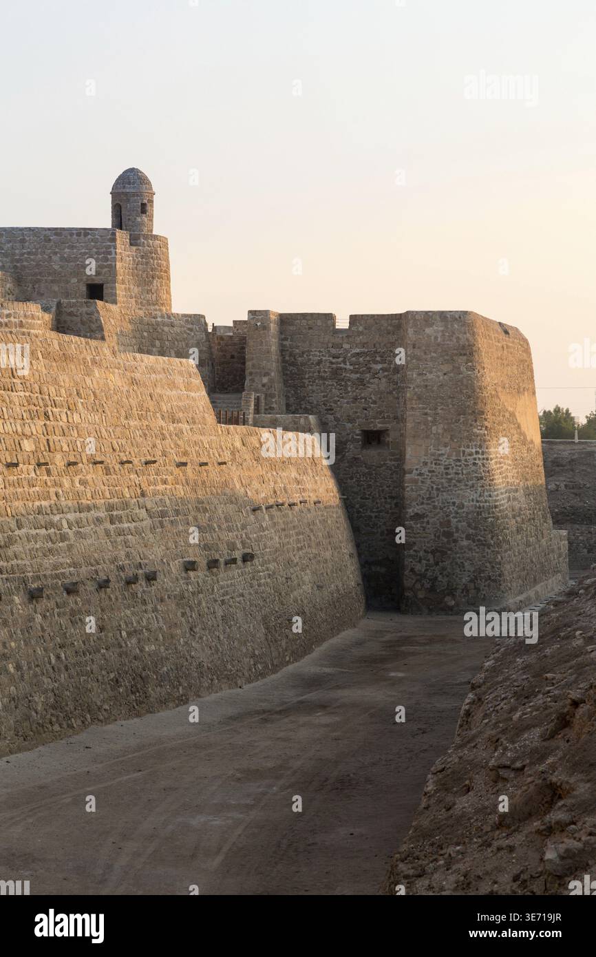 Crépuscule à l'recontructed le Fort de Bahreïn près de Manama, Bahreïn à Seef Banque D'Images