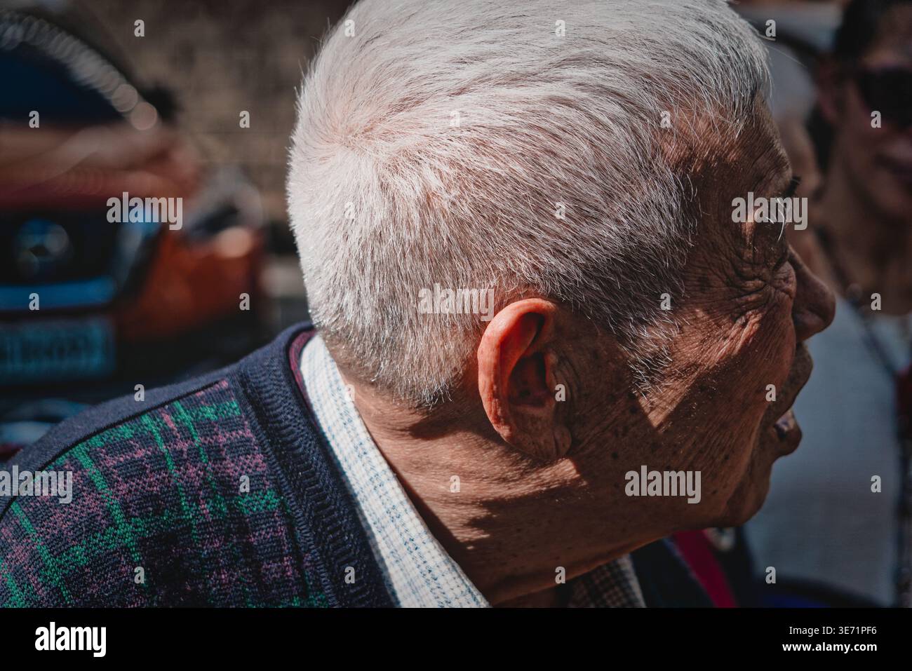 Taoyuan, Taiwan - 11 février 2024 : profil rapproché ensoleillé d'un homme asiatique âgé avec les cheveux blancs et la peau ridée dans un moment serein en plein air. Banque D'Images