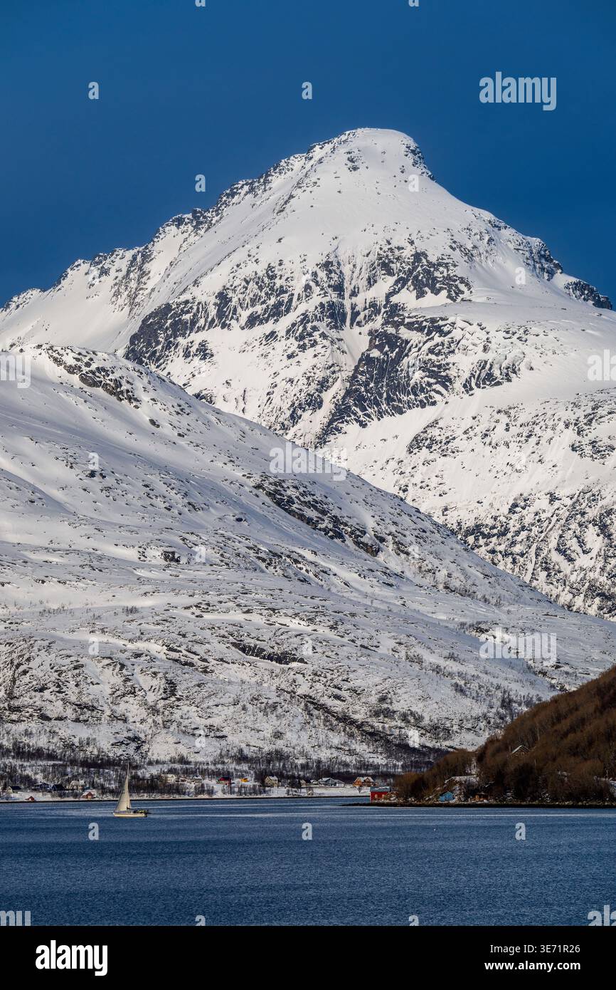 Vue panoramique de Store Blamannen montagne, Kaldfjorden fjord, Tromso, Troms, Norvège Banque D'Images