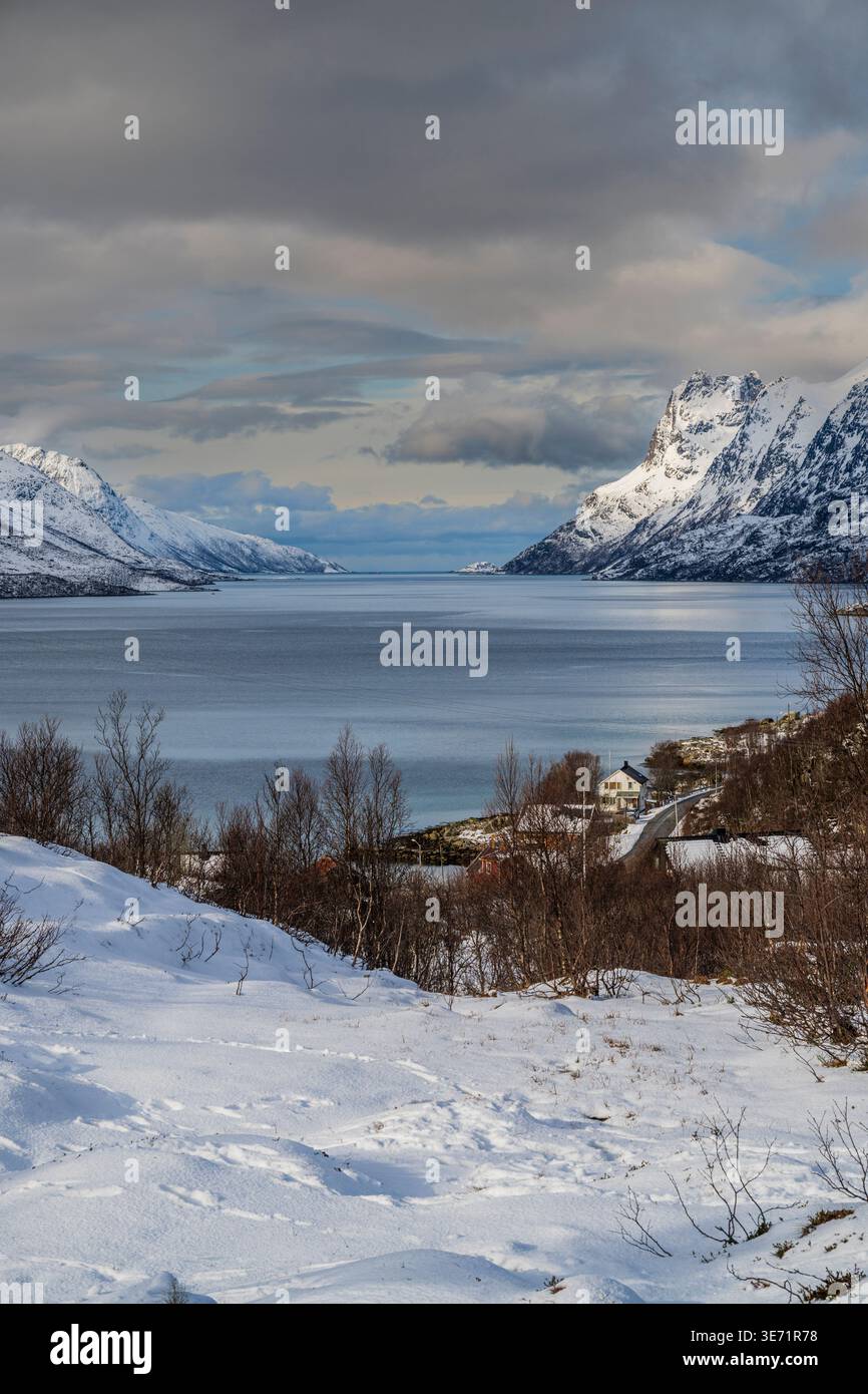 Vue panoramique hivernale du fjord Ersfjorden, Ersfjordbotn, Troms, Norvège Banque D'Images