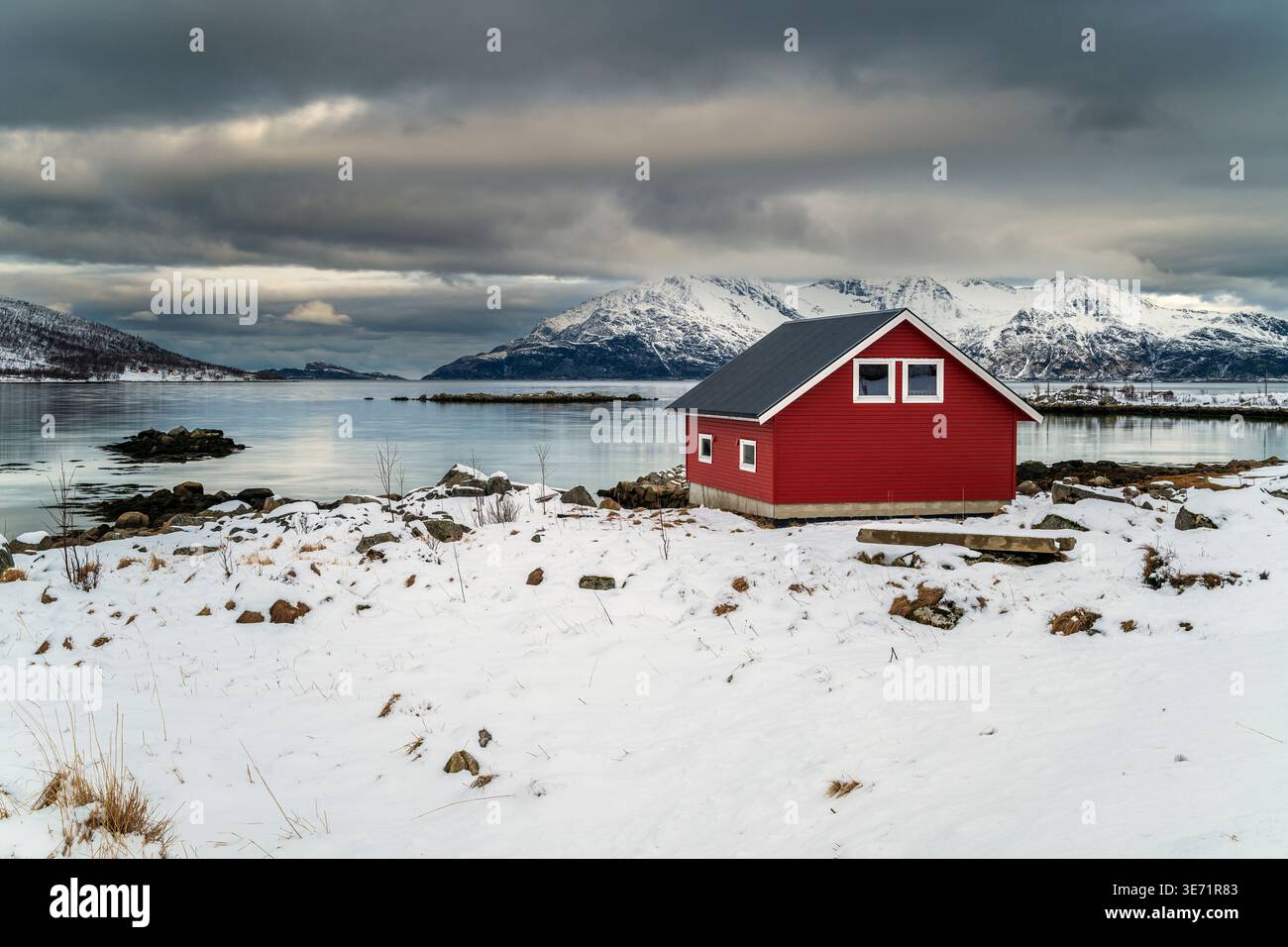 Hangar à bateaux traditionnel en bois, plage de Grotfjord, Kvaloya, Troms, Norvège Banque D'Images