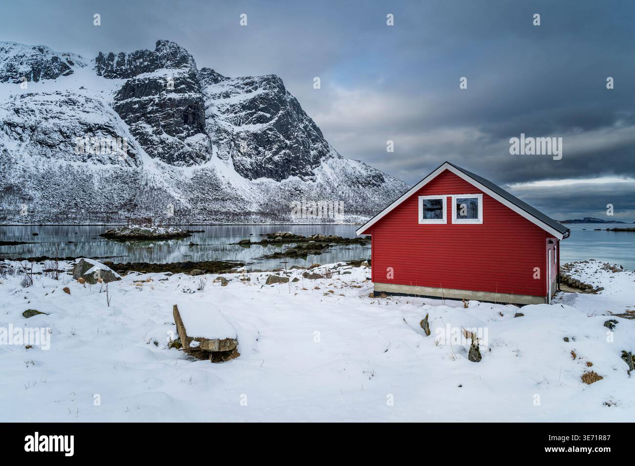 Hangar à bateaux traditionnel en bois, plage de Grotfjord, Kvaloya, Troms, Norvège Banque D'Images
