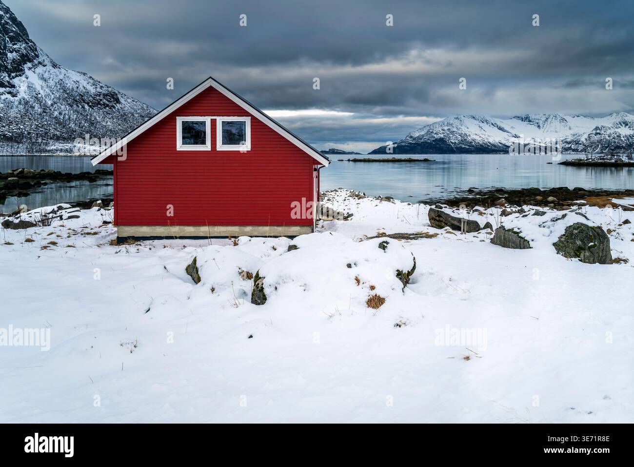 Hangar à bateaux traditionnel en bois, plage de Grotfjord, Kvaloya, Troms, Norvège Banque D'Images