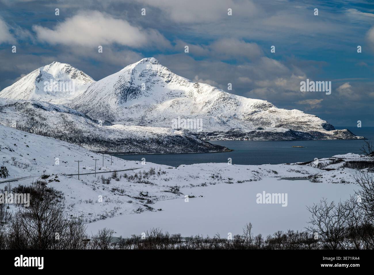 Vue panoramique hivernale de Grotfjord, Kvaloya, Troms, Norvège Banque D'Images