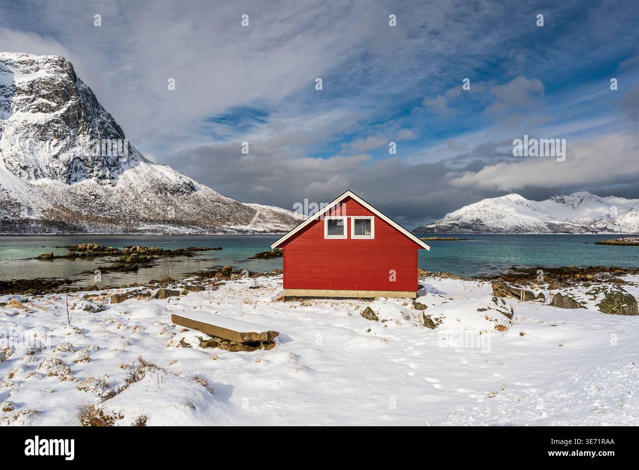 Hangar à bateaux traditionnel en bois, plage de Grotfjord, Kvaloya, Troms, Norvège Banque D'Images