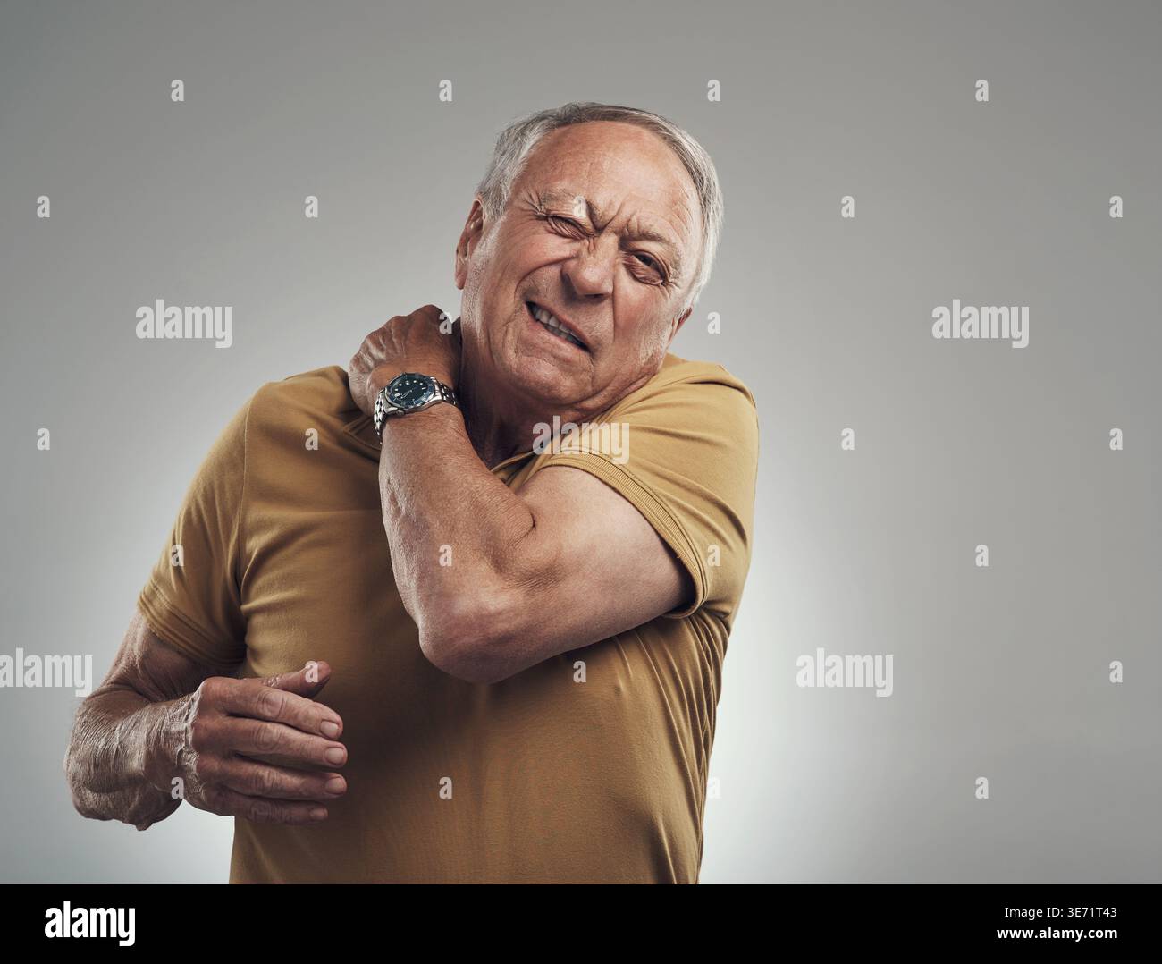 Homme âgé, inconfort et douleur au cou en studio avec raideur, tension musculaire ou arthrose. Portrait, personne âgée et mal à l'épaule de pauvres Banque D'Images