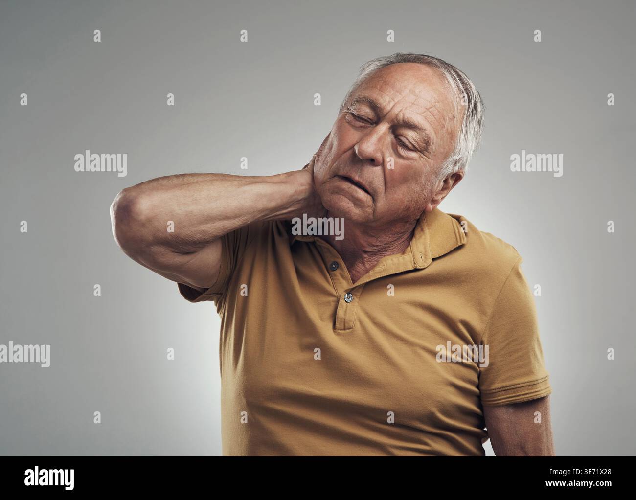 Homme fatigué, âgé et douleur au cou en studio avec raideur, tension musculaire et arthrose. Inconfort, personne âgée et épaule douloureuse due à une mauvaise posture Banque D'Images