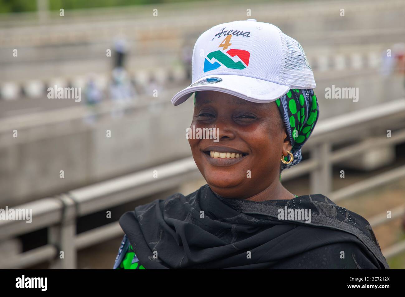 Un résident réagit alors qu’il assiste à la mise en service du pont de liaison Ojota-Opebi à Ikeja, Lagos, Nigeria, le 8 avril 2026. La cérémonie a attiré Banque D'Images