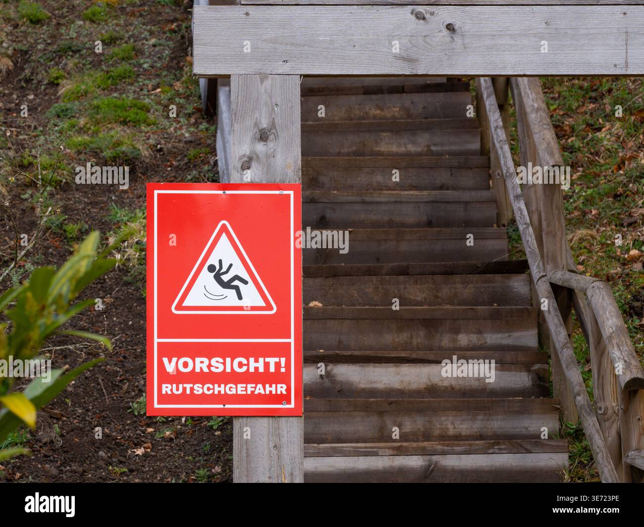 Signer dans les bois en Allemagne lecture -attention - glissant - photo de haute qualité Banque D'Images