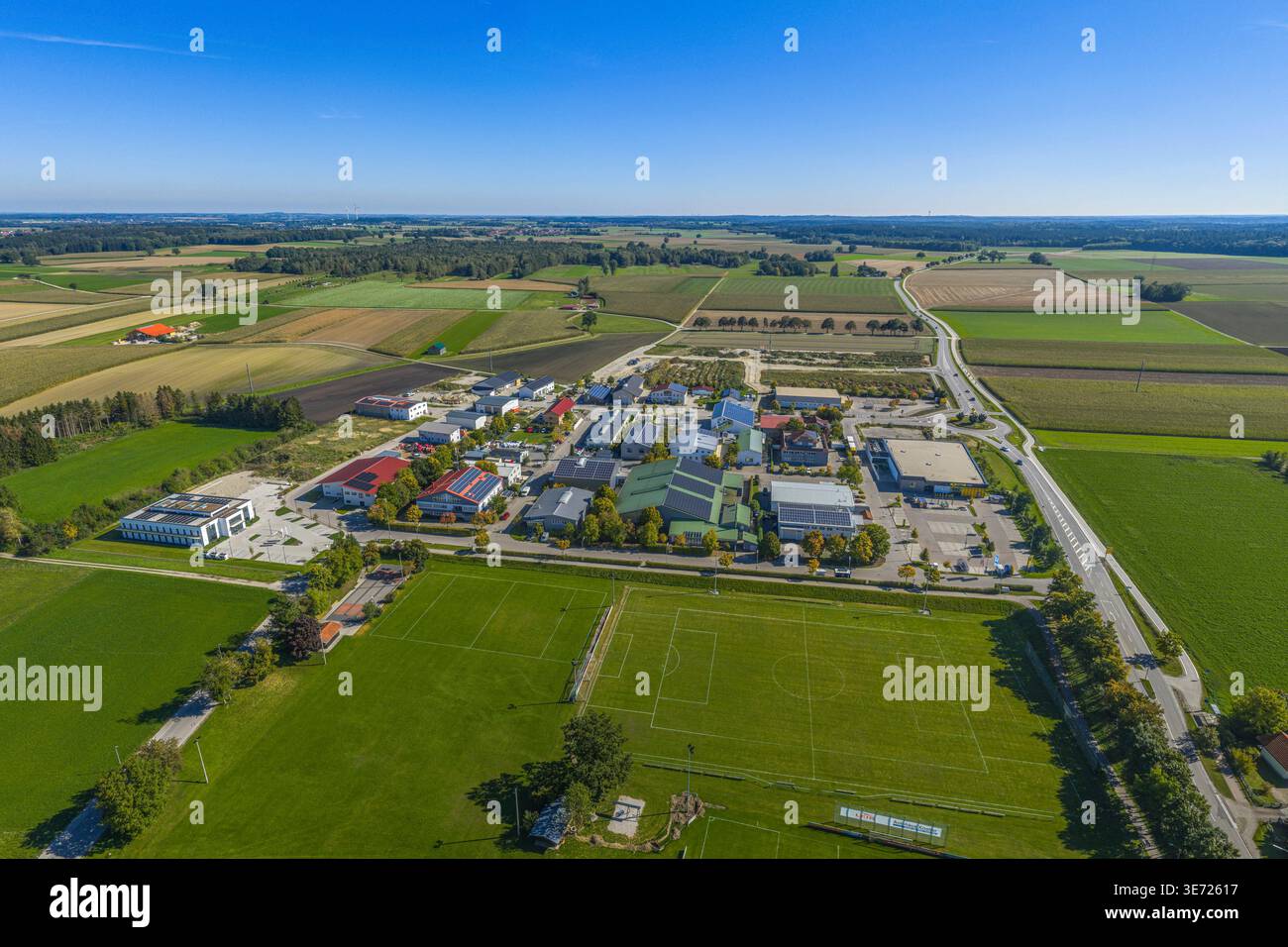 Vue panoramique sur la municipalité de Moorenweis dans le district ouest de Fürstenfeldbruck, dans les contreforts alpins de haute-Bavière Banque D'Images