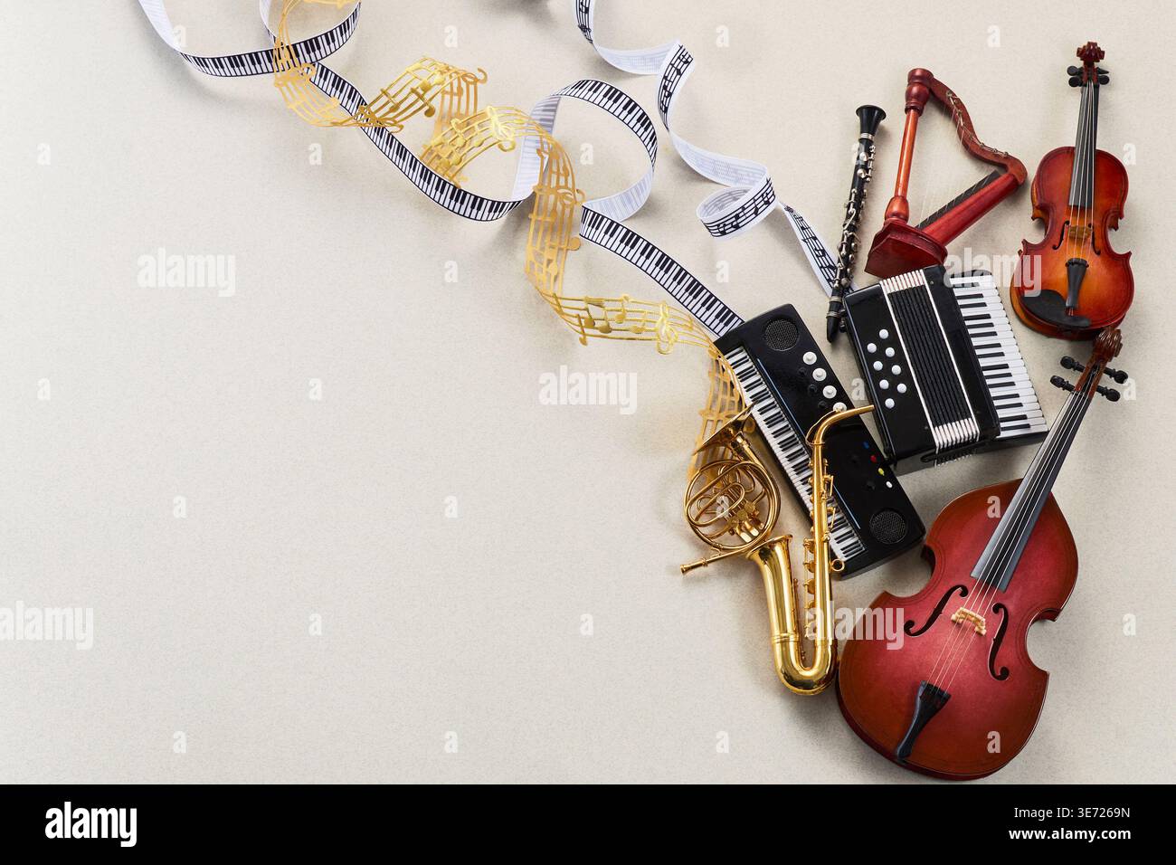 Journée mondiale de la musique. Instruments de musique avec rubans de notes de musique coulants Banque D'Images