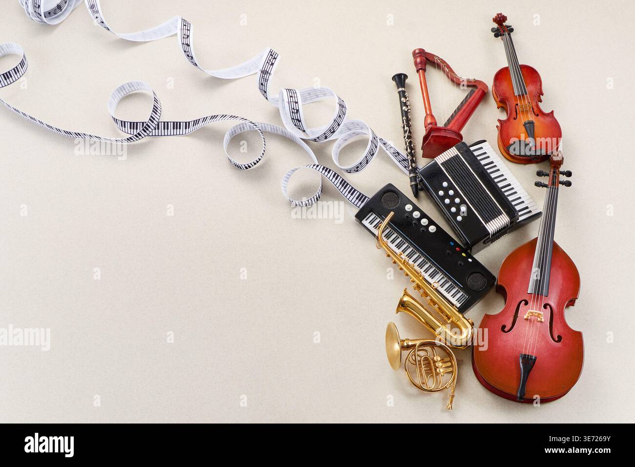 Journée mondiale de la musique. Instruments de musique avec ruban fluide et notes Banque D'Images