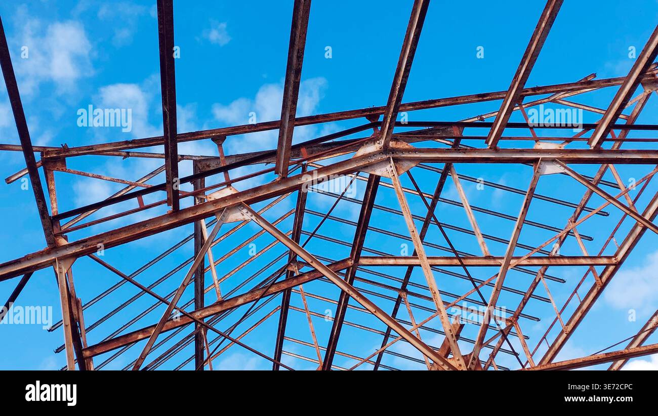 Cadre en acier rouillé d'une salle à ossature d'acier contre un ciel bleu Banque D'Images