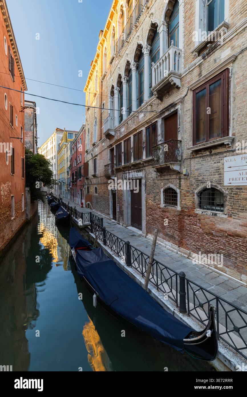 Canal avec gondoles, Venise, Vénétie, Italie Banque D'Images
