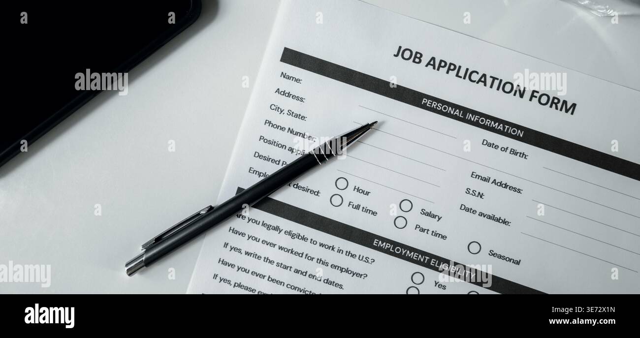 Formulaire de candidature avec stylo sur la table. Concept d'agence d'emploi, d'embauche et de recrutement Banque D'Images
