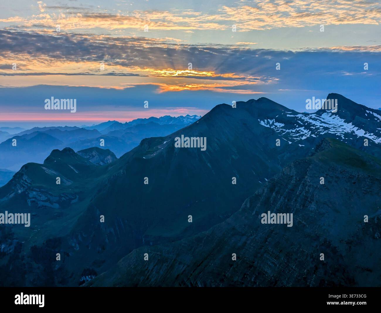 Lever de soleil sur les alpes bernoises avec les montagnes Wildgaerst et Schwarzhorn au premier plan, Suisse Banque D'Images