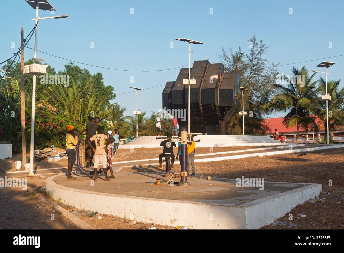 Les enfants jouent dans un gymnase extérieur près du monument Mao de Timba (la main de Timba) à Martyrs Square, Bissau, Guinée Bissau Banque D'Images