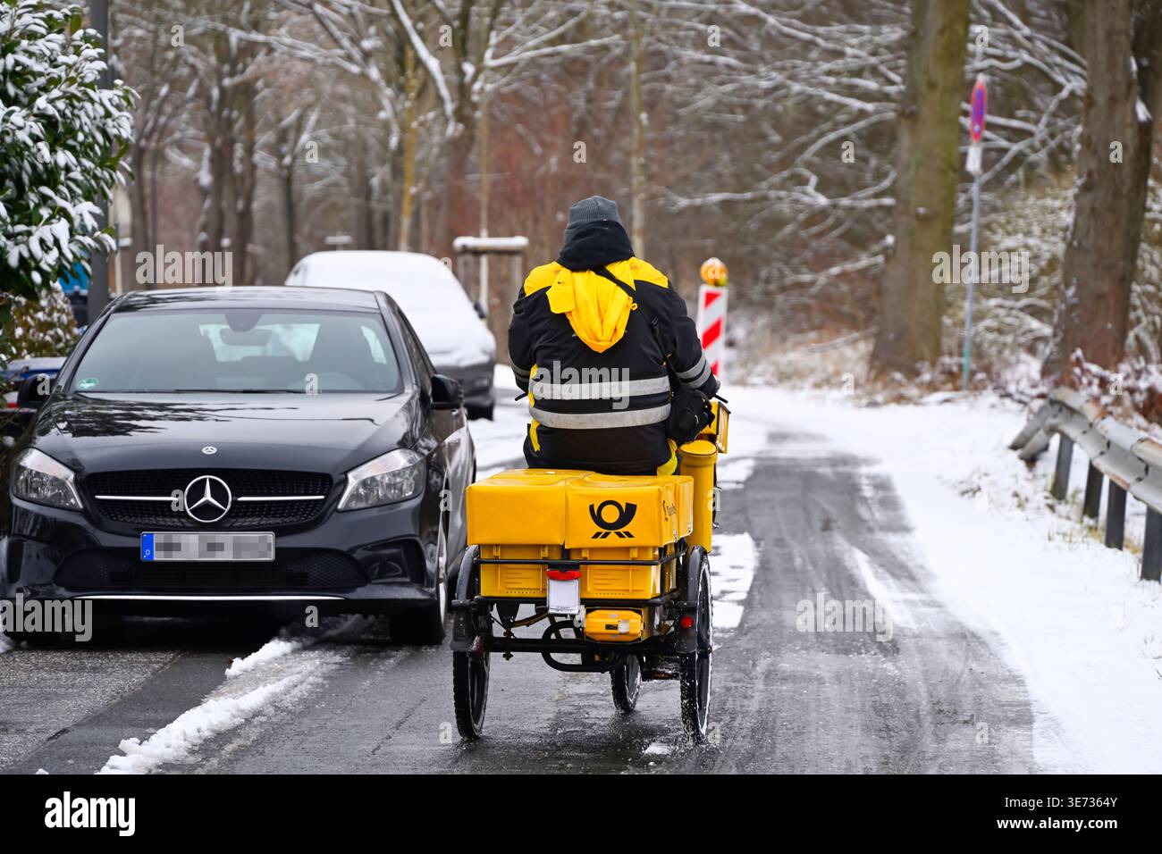 Deutsche Post facteur dans des conditions hivernales à Bergedorf, Allemagne Banque D'Images