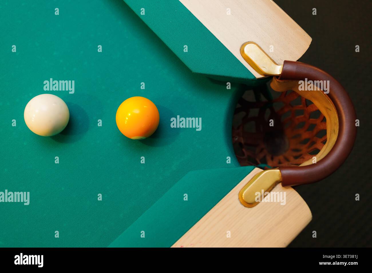 Boules d'accessoires de billard et queue sur une table de billard Banque D'Images