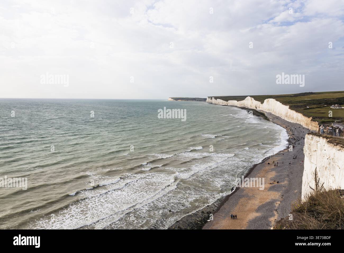 Falaises de craie blanche le long de la côte anglaise pittoresque Banque D'Images