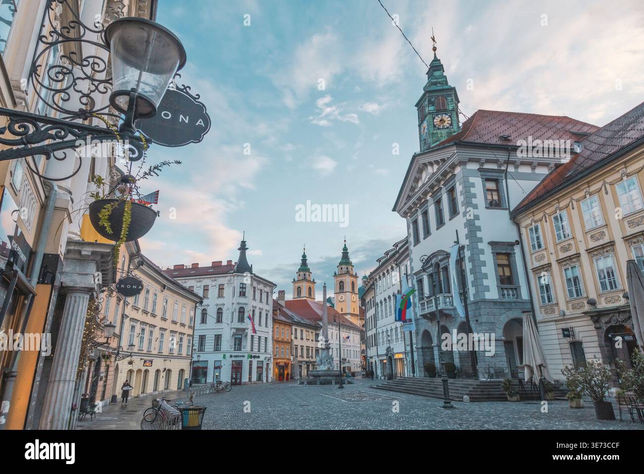 Place Mestni trg avec la fontaine Robba, la mairie de Ljubljana et les tours de la cathédrale de Ljubljana dans la vieille ville historique de Ljubljana, Slovénie Banque D'Images