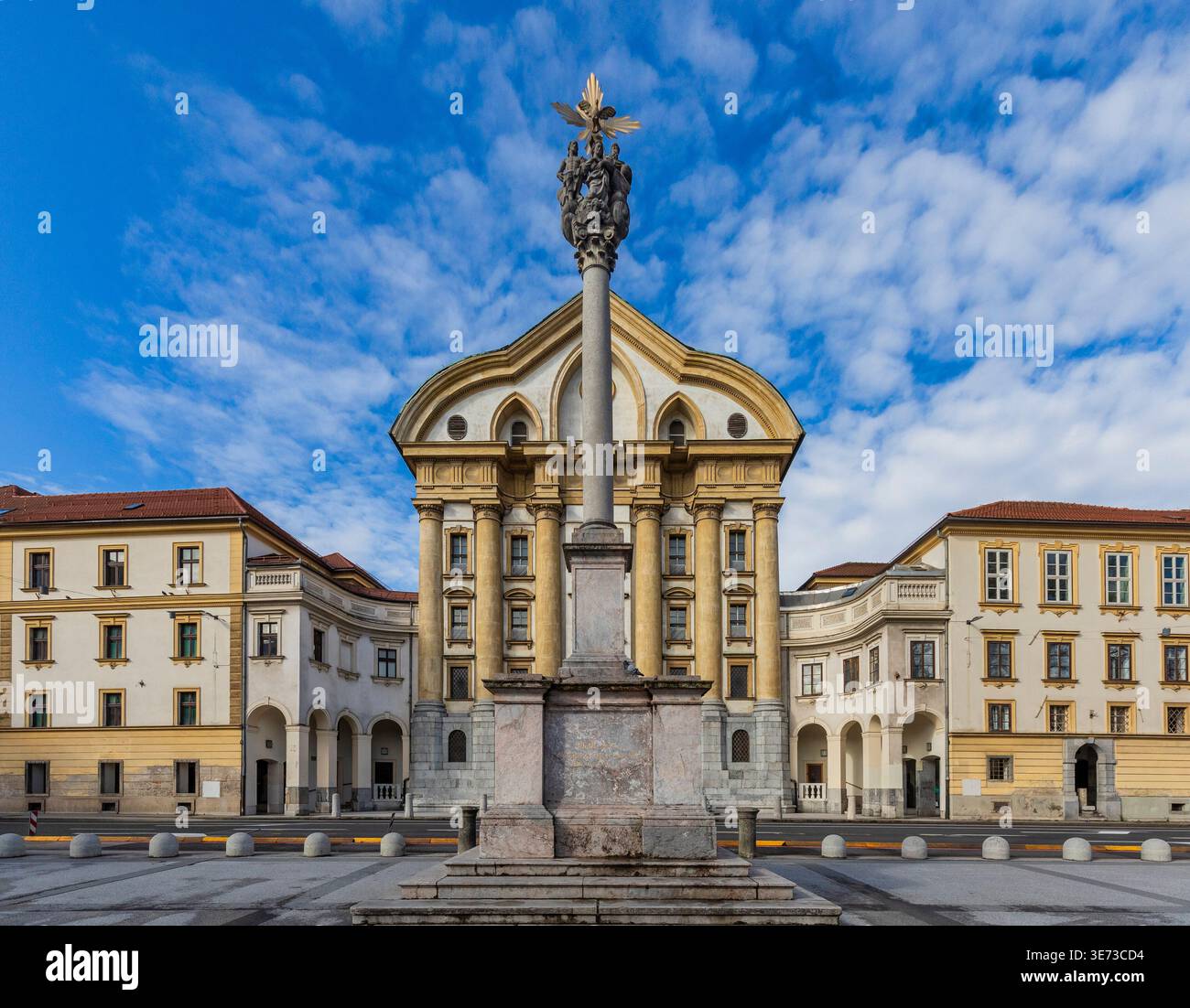 L'église ursuline de la Sainte Trinité (Ursulinska cerkev) et le monastère des Ursulines sur la cesta de Slovenska avec la colonne de la Sainte Trinité (Obélisque de la Sainte Trinité), en face de la place Kongresni trg à Ljubljana, Slovénie Banque D'Images