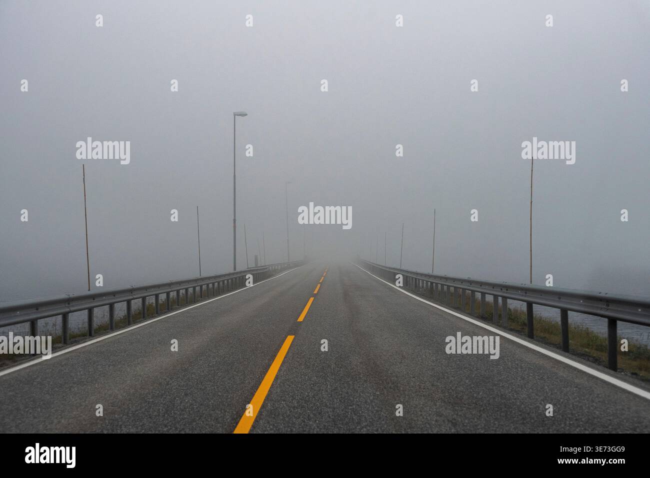 Une route droite en Norvège décevante dans le brouillard Banque D'Images