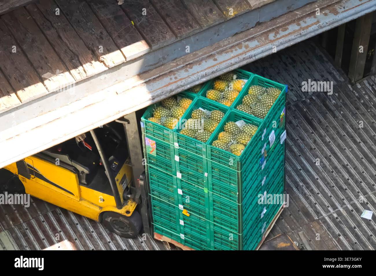 Chargement et déchargement de caisses contenant des ananas de la cale d'un navire à marchandises sèches. Banque D'Images