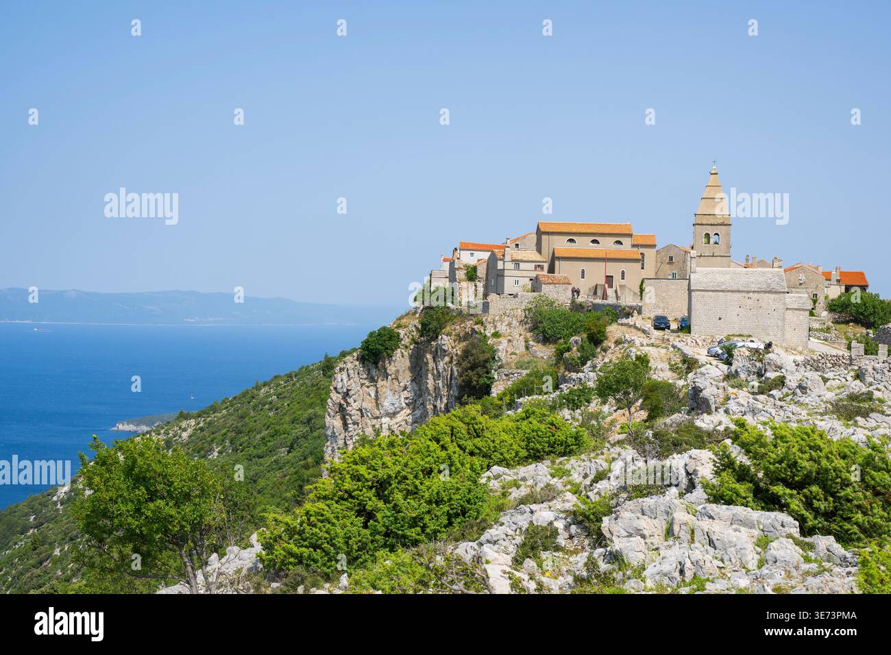 Petit village de pêcheurs (Lubenice) construit sur les rochers au-dessus de la mer avec une vue sur la mer par une journée ensoleillée sur l'île de Cres, Croatie Banque D'Images