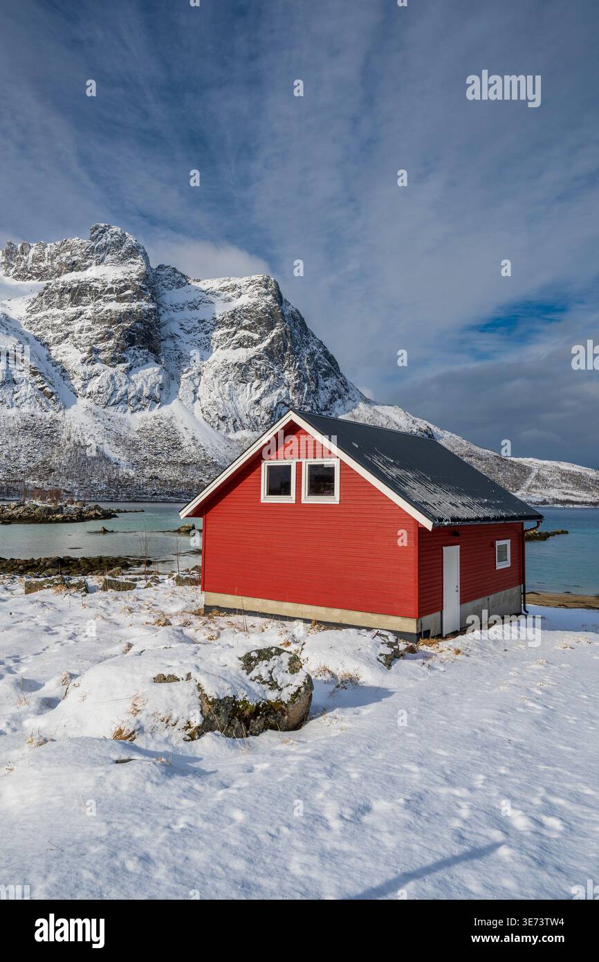 Hangar à bateaux traditionnel en bois, plage de Grotfjord, Kvaloya, Troms, Norvège Banque D'Images