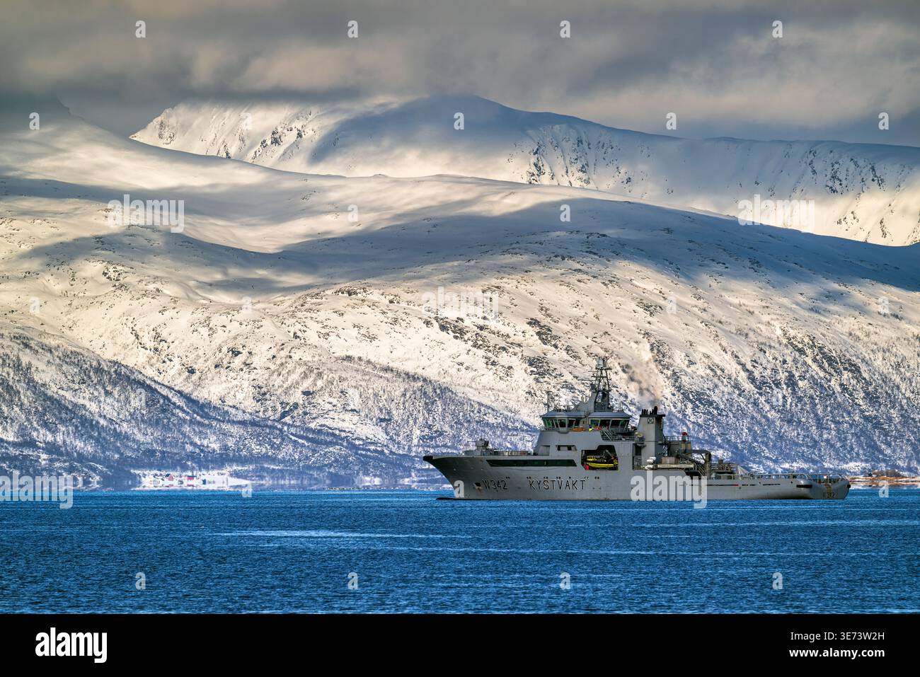 Navire de patrouille offshore KV Sortland (W342) exploité par les garde-côtes norvégiens (Kystvakten), Tromso, Troms, Norvège Banque D'Images