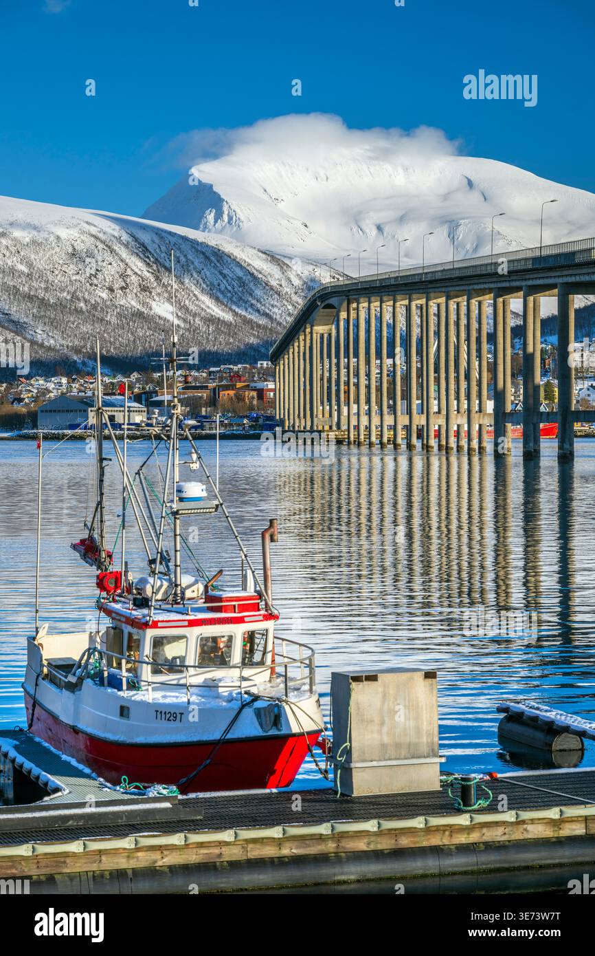 Pont Tromso avec la montagne Tromsdalstinden en arrière-plan, Tromso, Troms, Norvège Banque D'Images