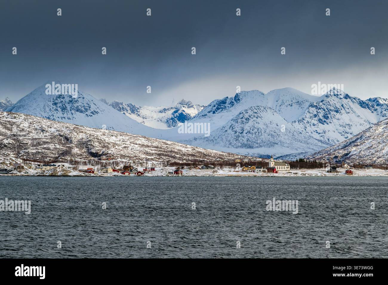 Vue panoramique sur la côte de l'île de Kvaloya en hiver, Troms, Norvège Banque D'Images