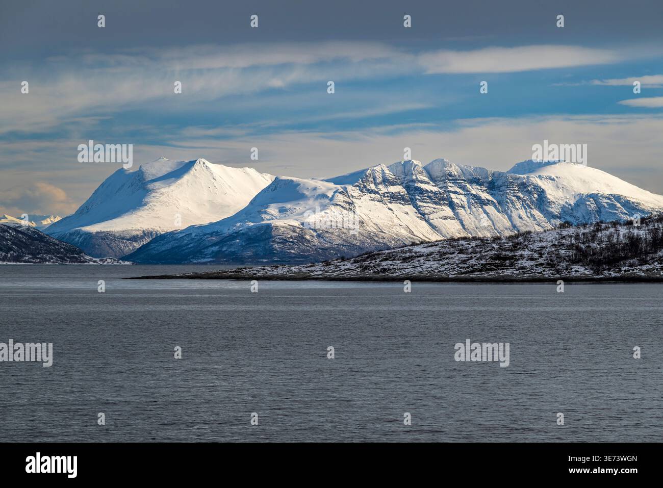 Vue panoramique sur la côte de l'île de Kvaloya en hiver, Troms, Norvège Banque D'Images