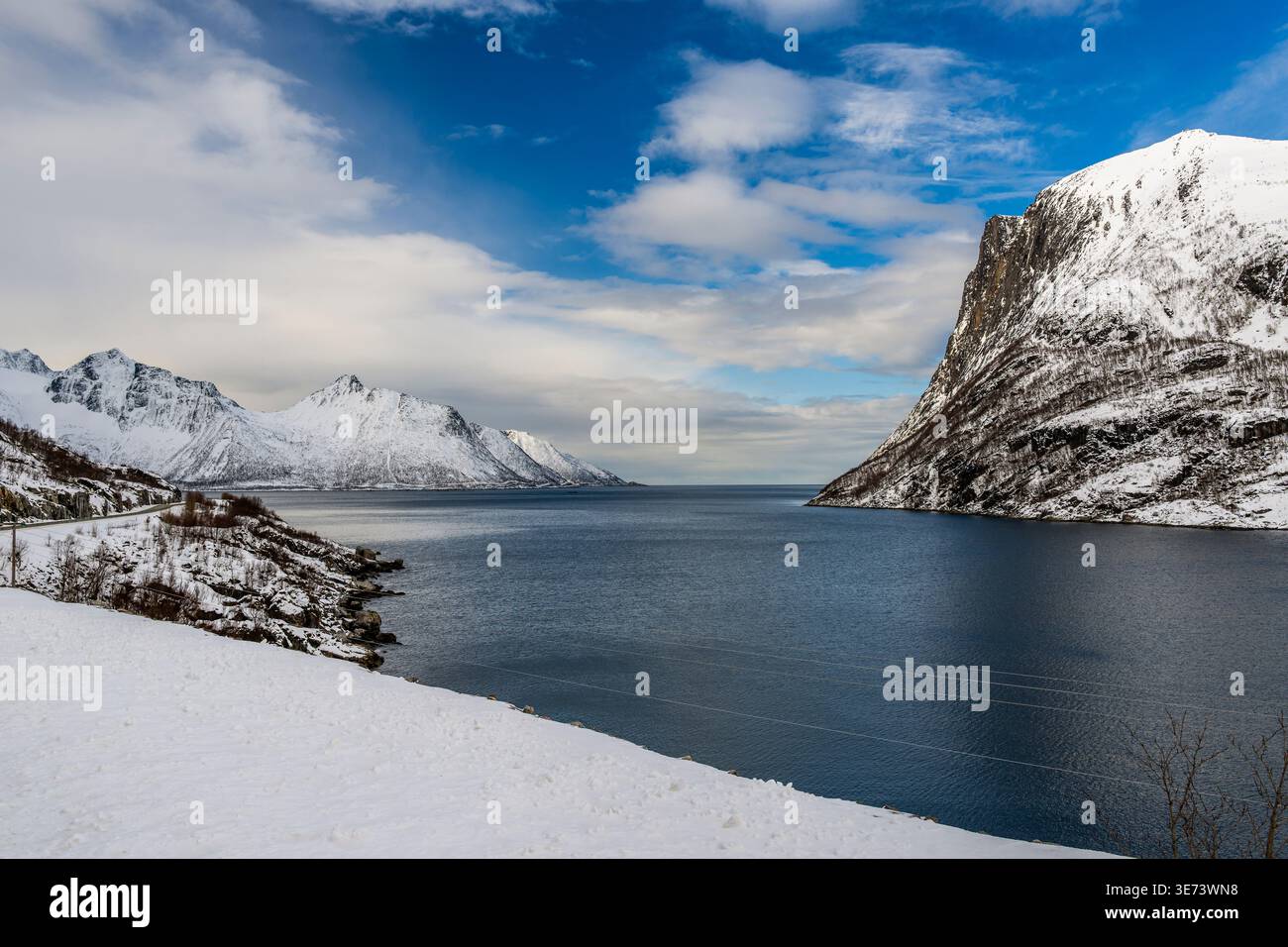 Vue panoramique hivernale de Bergsfjorden, Senya Island, Troms, Norvège Banque D'Images