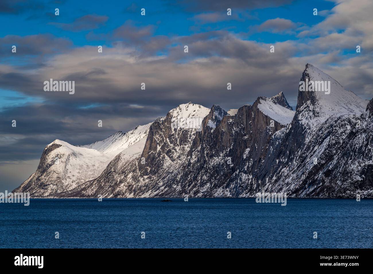 Vue panoramique hivernale de Bergsfjorden, Senya Island, Troms, Norvège Banque D'Images