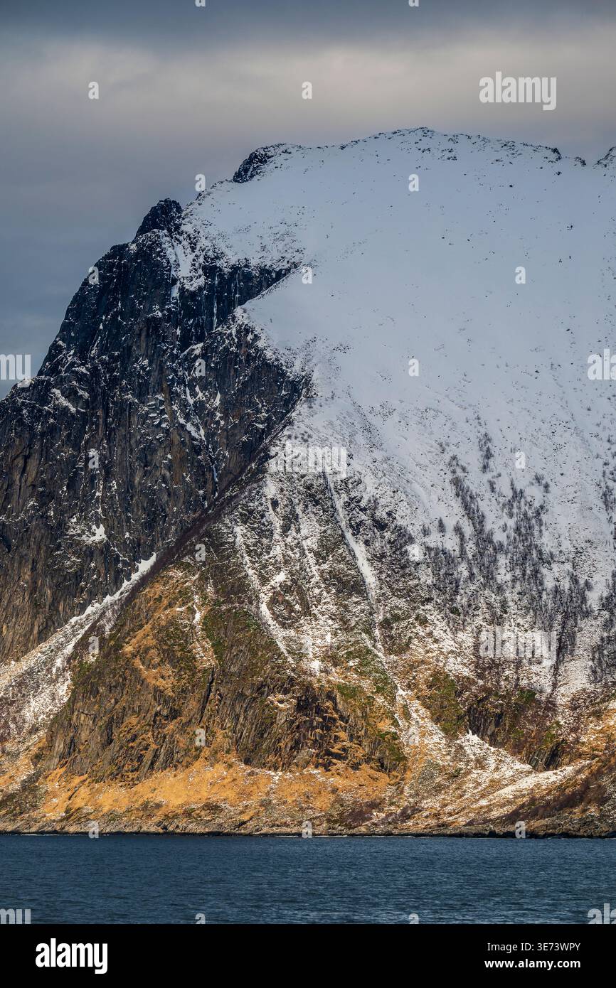 Sommets de l'Okshornan vus de Tungeneset, Senya Island, Troms, Norvège Banque D'Images