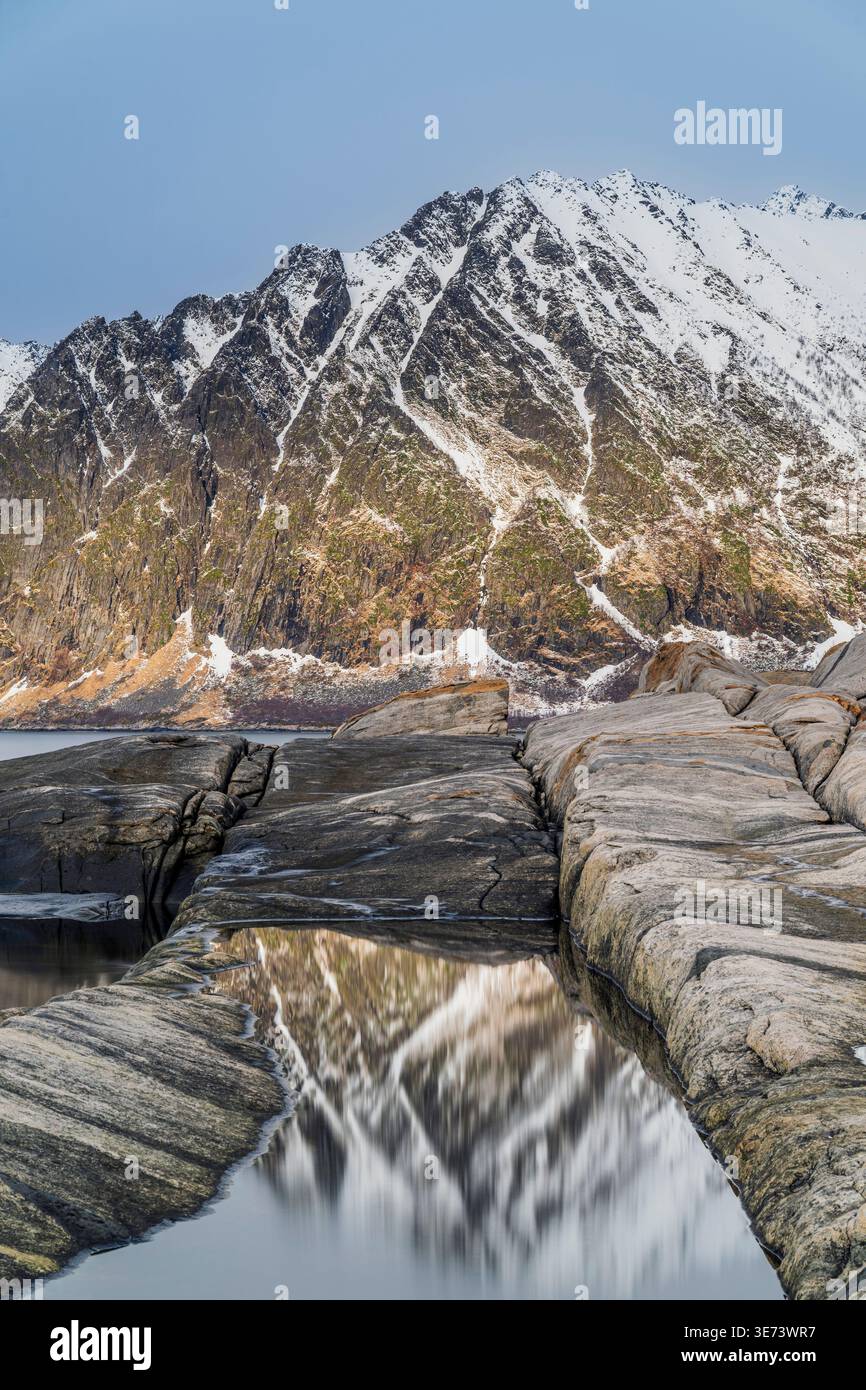 Sommets de l'Okshornan vus de Tungeneset, Senya Island, Troms, Norvège Banque D'Images