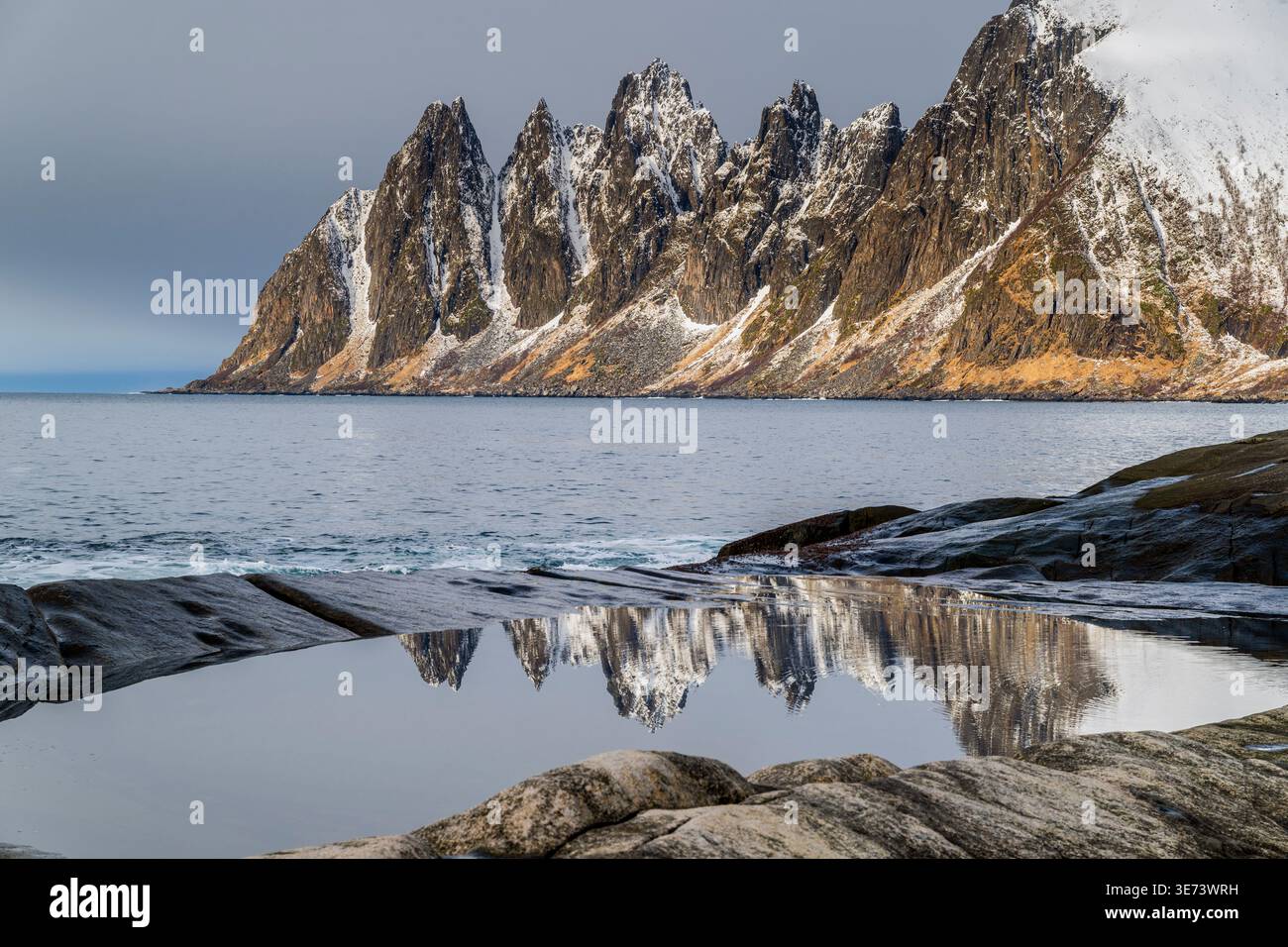 Sommets de l'Okshornan vus de Tungeneset, Senya Island, Troms, Norvège Banque D'Images