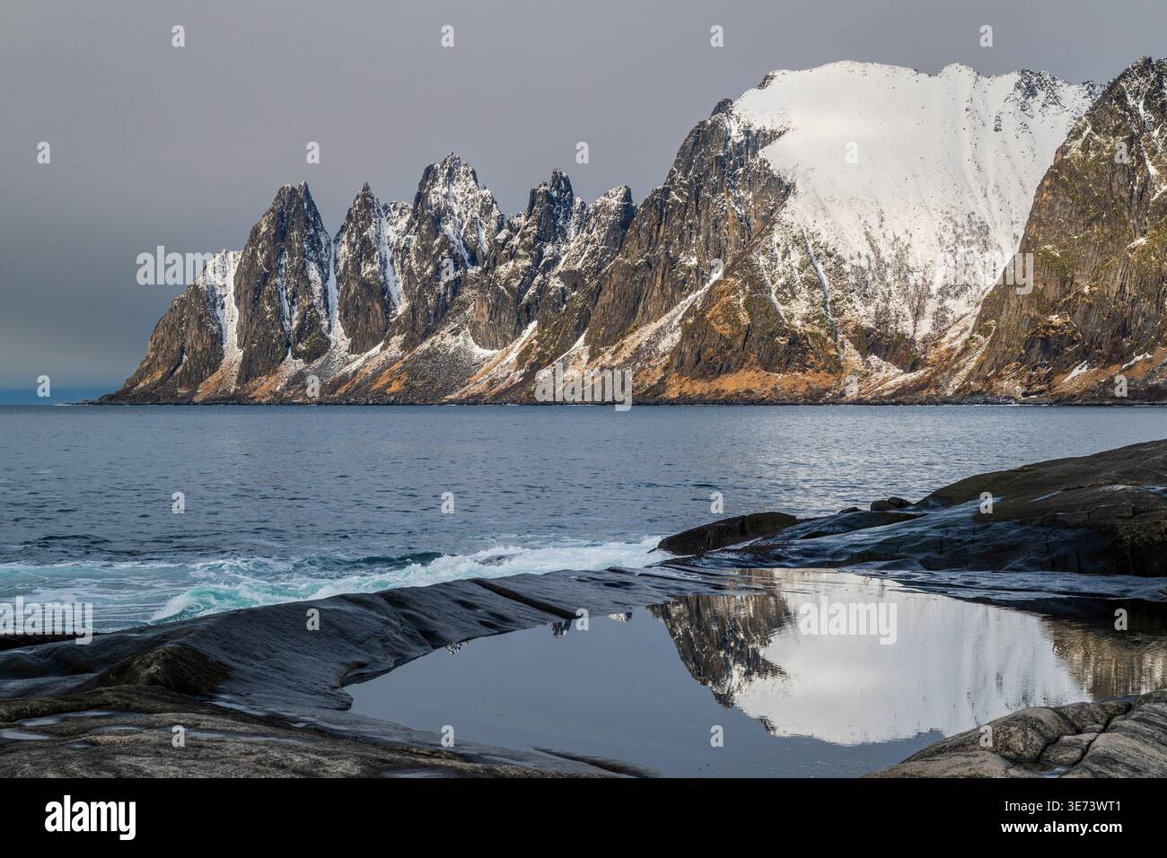 Sommets de l'Okshornan vus de Tungeneset, Senya Island, Troms, Norvège Banque D'Images