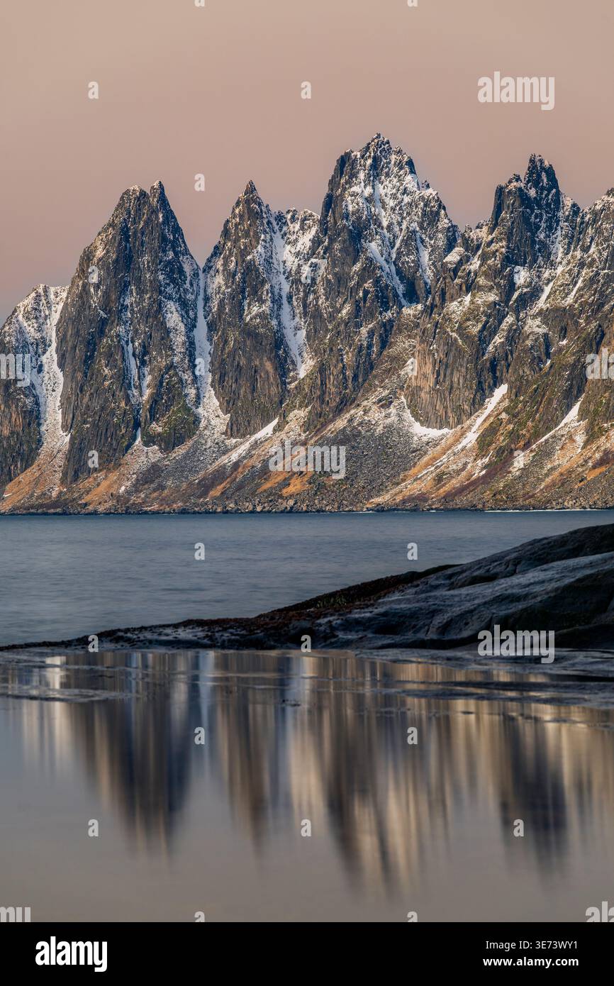 Sommets de l'Okshornan vus de Tungeneset, Senya Island, Troms, Norvège Banque D'Images