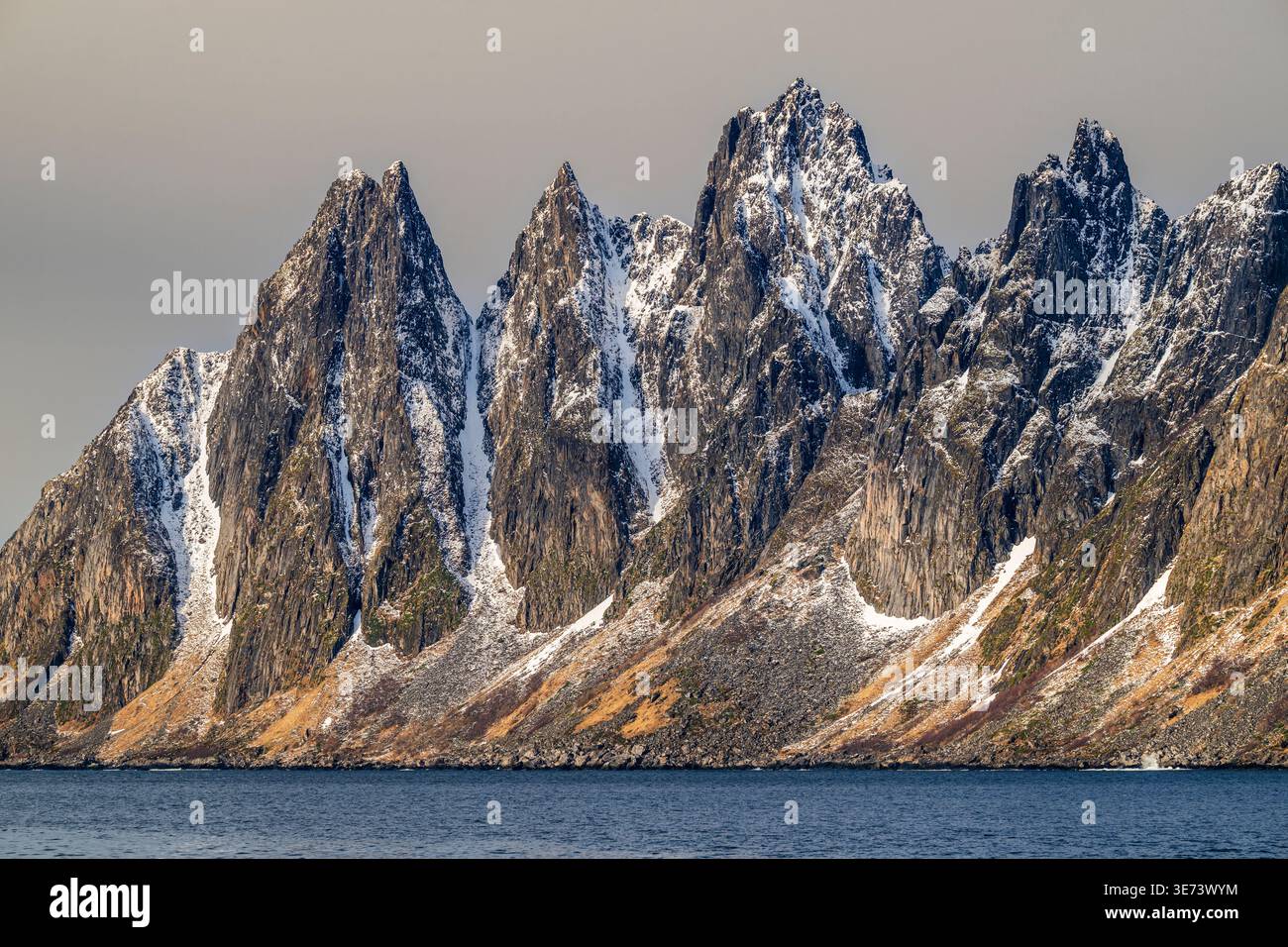 Sommets de l'Okshornan vus de Tungeneset, Senya Island, Troms, Norvège Banque D'Images