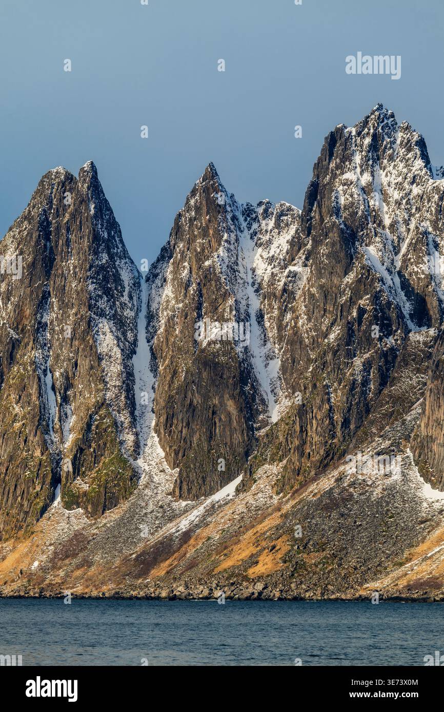 Sommets de l'Okshornan vus de Tungeneset, Senya Island, Troms, Norvège Banque D'Images