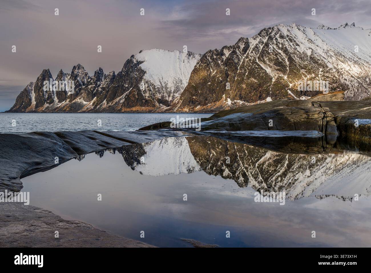 Sommets de l'Okshornan vus de Tungeneset, Senya Island, Troms, Norvège Banque D'Images