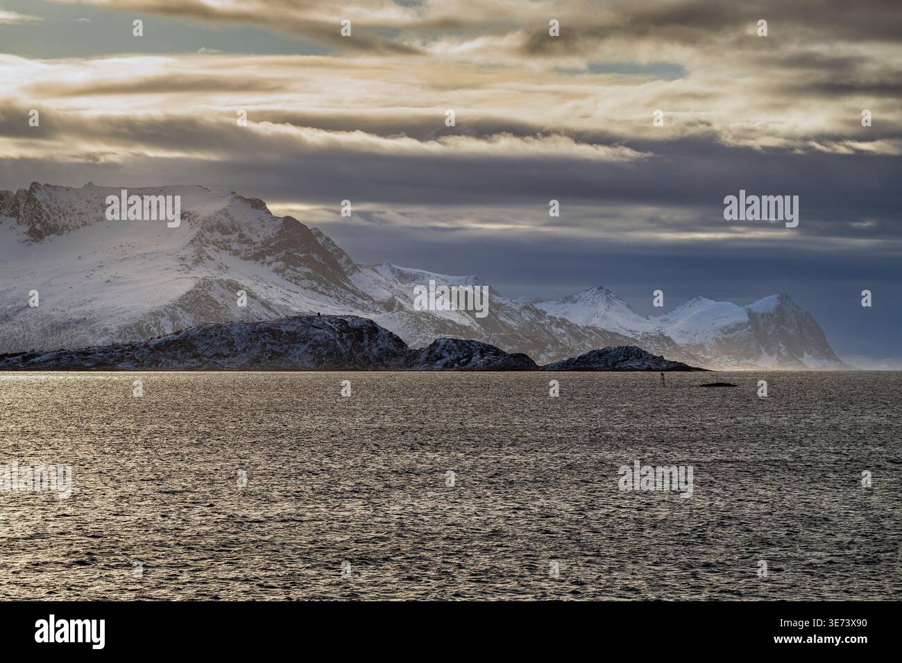 Vue panoramique sur la côte de l'île de Senya en hiver, Troms, Norvège Banque D'Images