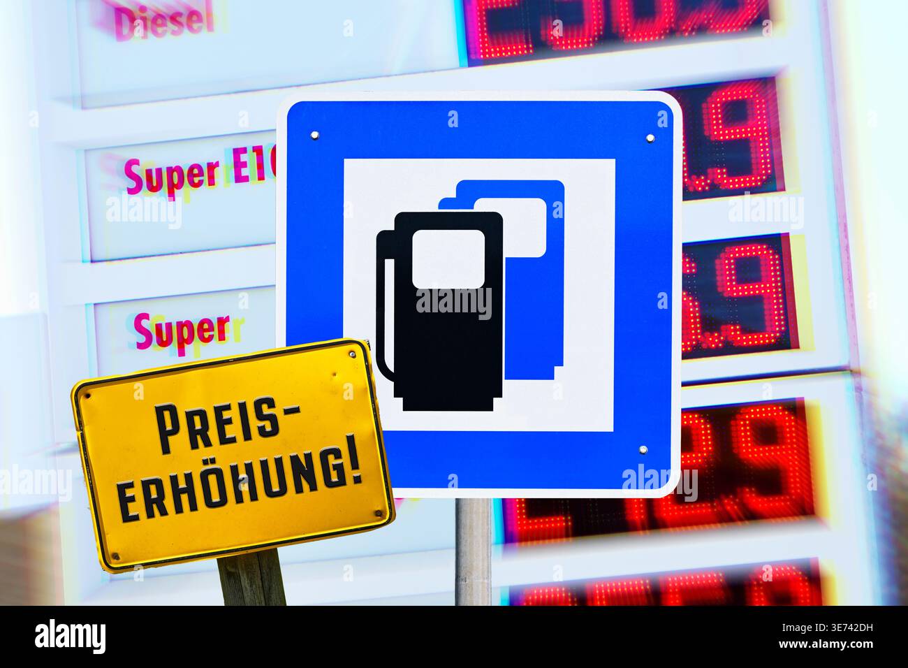 Panneau avec pompes à essence et panneau avec inscription augmentation du prix, symbole photo prix du carburant, paquet de prix du carburant, photomontage Banque D'Images