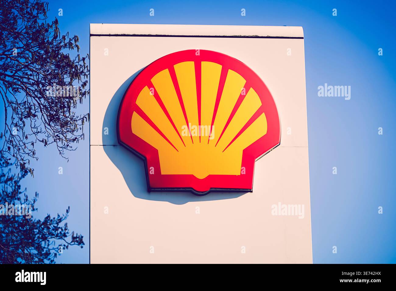 Logo Shell dans une station-service à Hambourg, Allemagne Banque D'Images