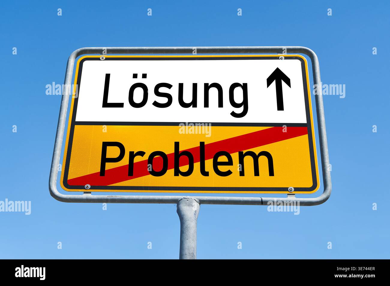 Un panneau routier illustre la transition de Problem (en allemand pour : Problem) à Lösung (en allemand pour : solution). Le problème barré représente un dépassement Banque D'Images