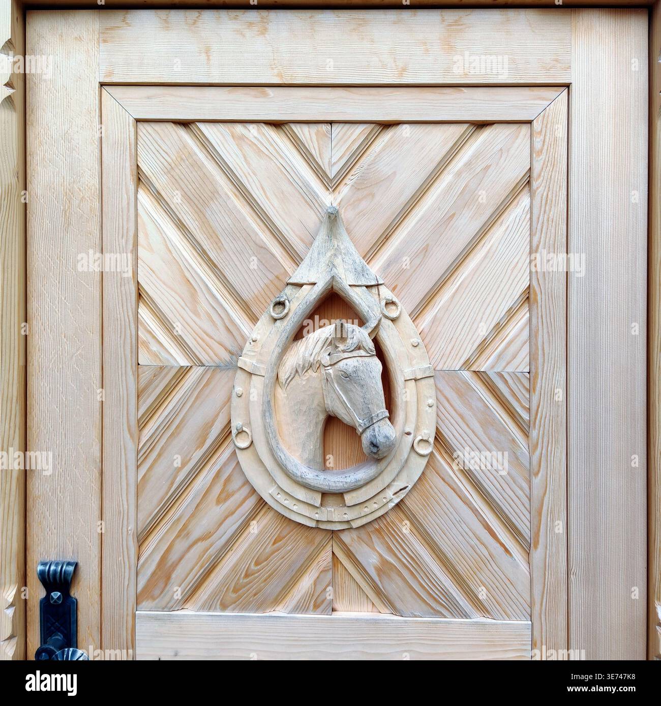 Porte, porte en bois, porte stable, cheval stable, tête de cheval, collier de cheval, sculpture sur bois Banque D'Images